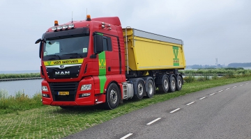 Vrachtwagen met kiptrailer
